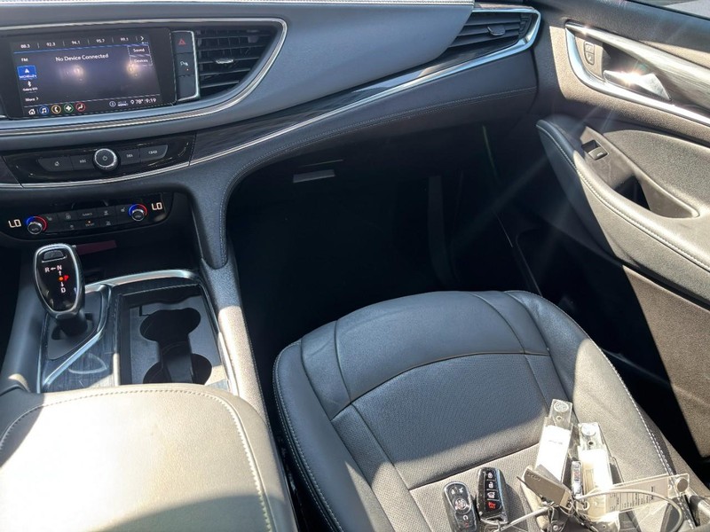 Buick Enclave Vehicle Full-screen Gallery Image 13