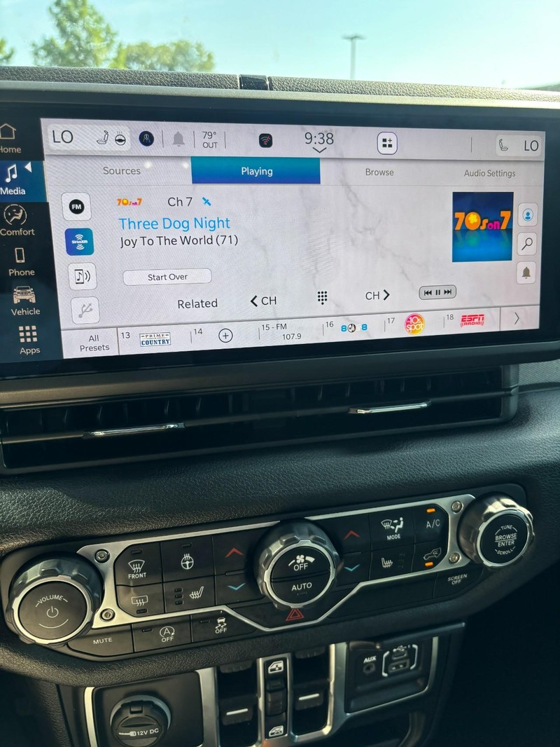 Buick Enclave Vehicle Full-screen Gallery Image 19