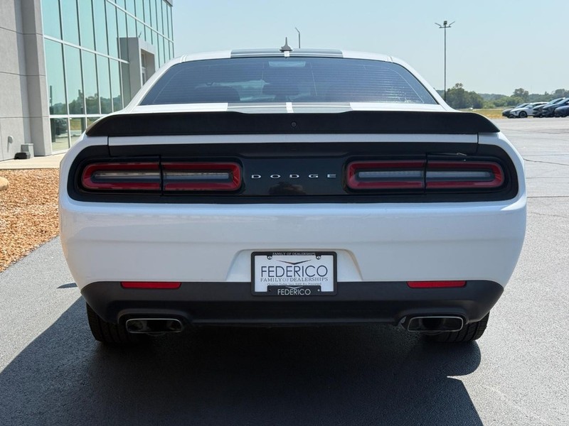 Dodge Challenger Vehicle Full-screen Gallery Image 04