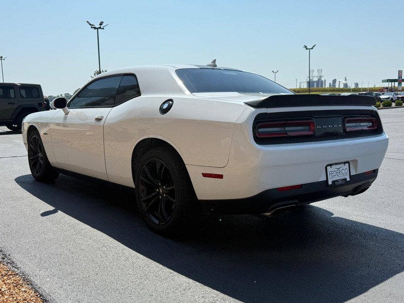 Dodge Challenger Vehicle Full-screen Gallery Image 05