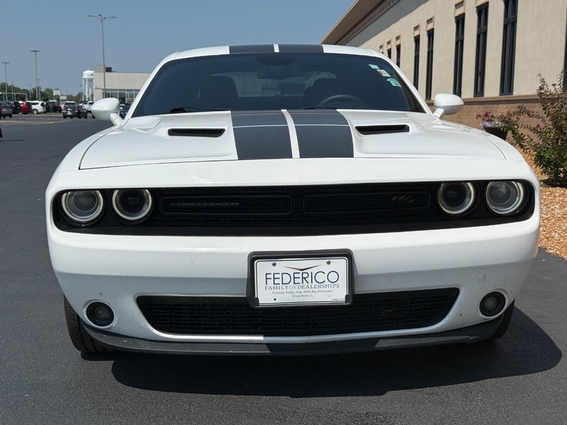 Dodge Challenger Vehicle Full-screen Gallery Image 09