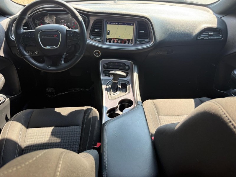 Dodge Challenger Vehicle Full-screen Gallery Image 12