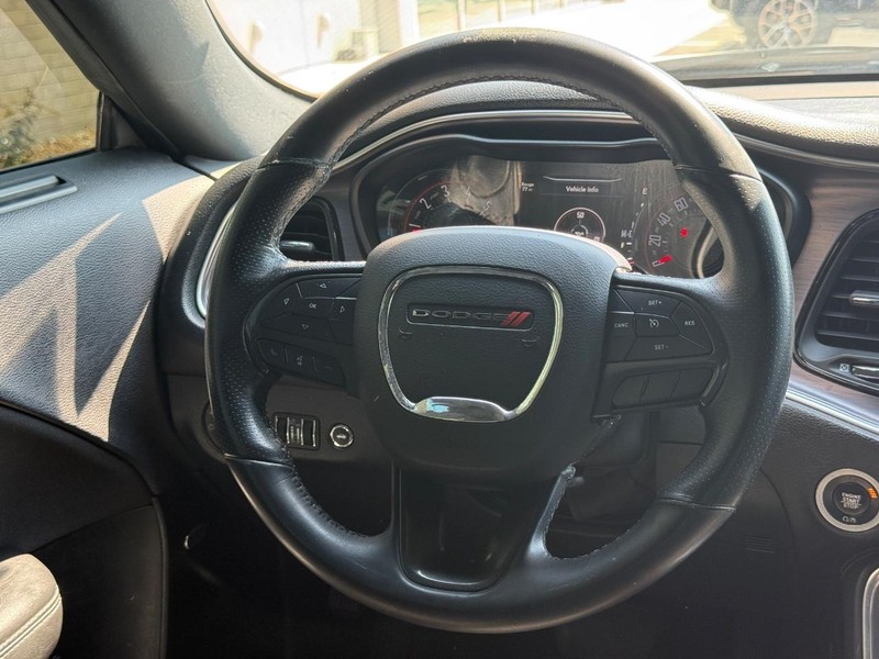 Dodge Challenger Vehicle Full-screen Gallery Image 13