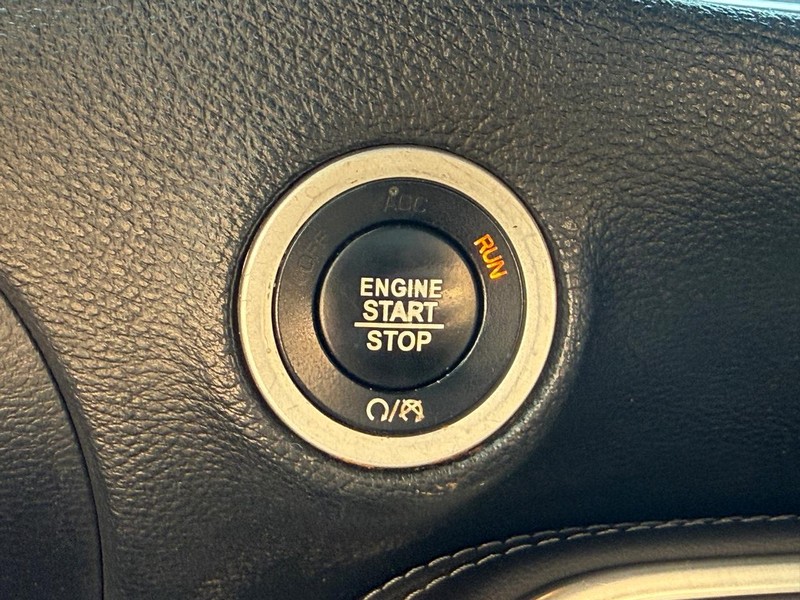 Dodge Challenger Vehicle Full-screen Gallery Image 16
