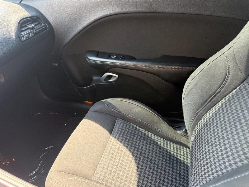 Dodge Challenger Vehicle Full-screen Gallery Image 21