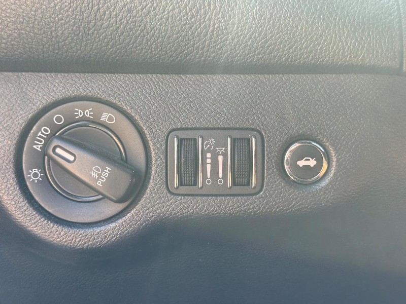 Dodge Challenger Vehicle Full-screen Gallery Image 23