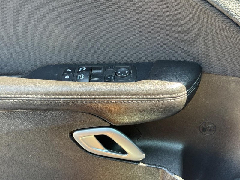 Dodge Challenger Vehicle Full-screen Gallery Image 24