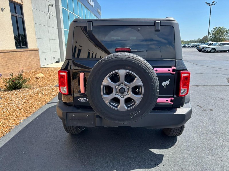 Ford Bronco Vehicle Full-screen Gallery Image 04