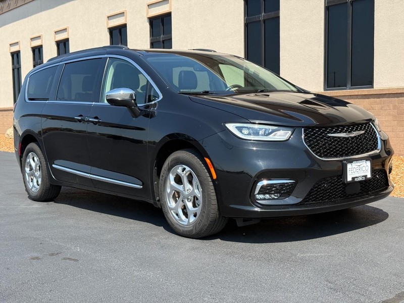 Chrysler Pacifica Vehicle Full-screen Gallery Image 02
