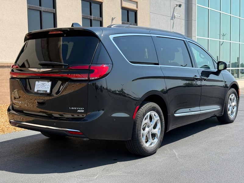 Chrysler Pacifica Vehicle Full-screen Gallery Image 03