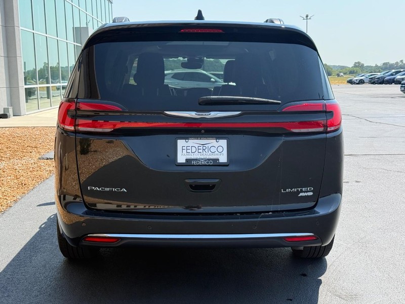 Chrysler Pacifica Vehicle Full-screen Gallery Image 04