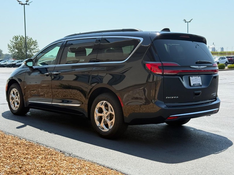 Chrysler Pacifica Vehicle Full-screen Gallery Image 05