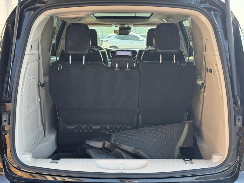 Chrysler Pacifica Vehicle Full-screen Gallery Image 06