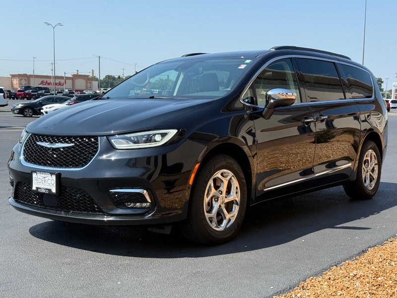 Chrysler Pacifica Vehicle Full-screen Gallery Image 08