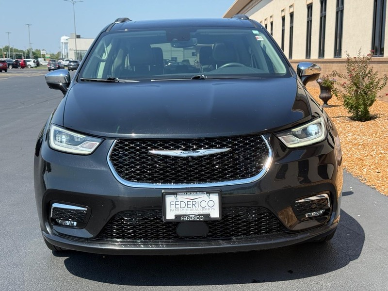 Chrysler Pacifica Vehicle Full-screen Gallery Image 09