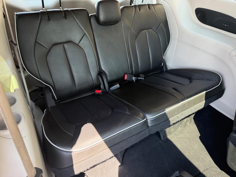 Chrysler Pacifica Vehicle Full-screen Gallery Image 10