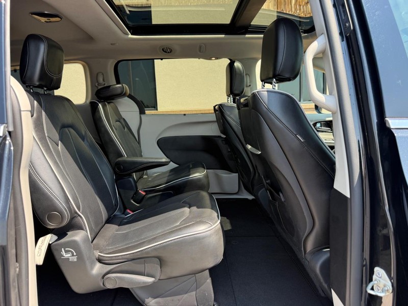 Chrysler Pacifica Vehicle Full-screen Gallery Image 11