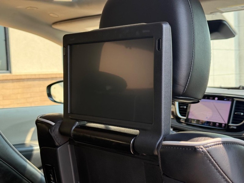 Chrysler Pacifica Vehicle Full-screen Gallery Image 13