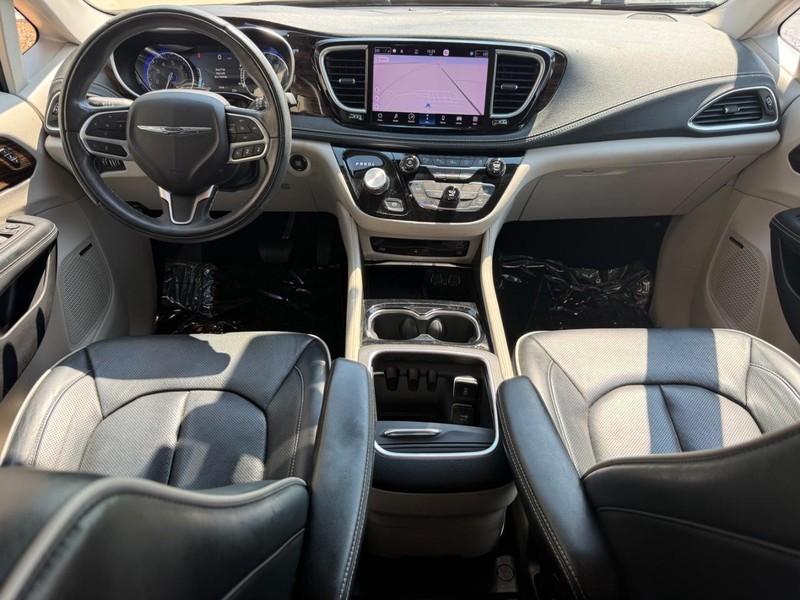 Chrysler Pacifica Vehicle Full-screen Gallery Image 15
