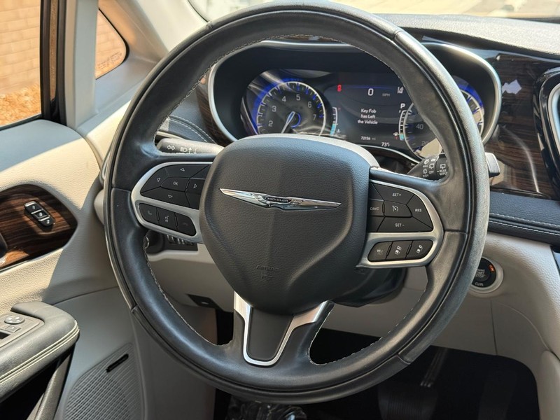 Chrysler Pacifica Vehicle Full-screen Gallery Image 16