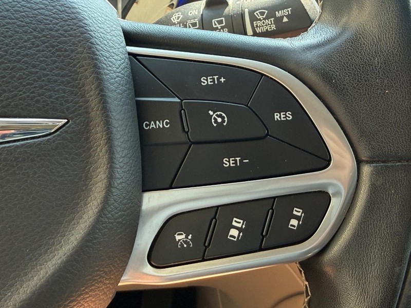 Chrysler Pacifica Vehicle Full-screen Gallery Image 18