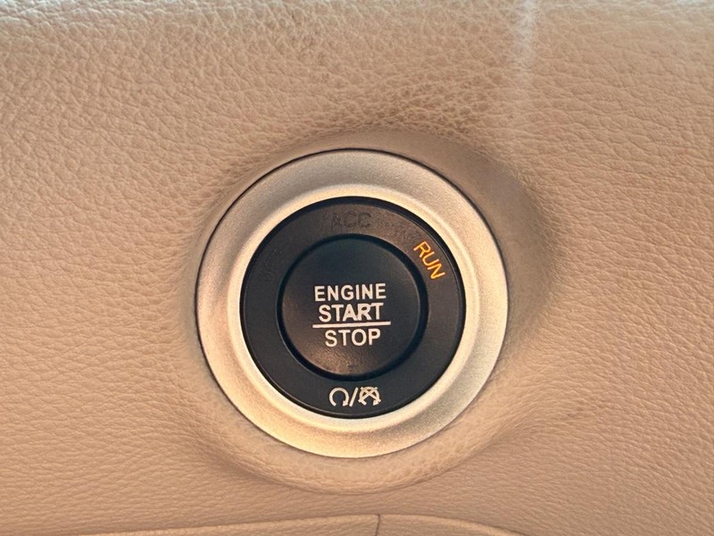 Chrysler Pacifica Vehicle Full-screen Gallery Image 19