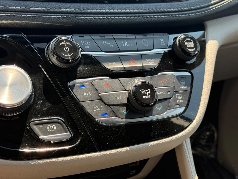 Chrysler Pacifica Vehicle Full-screen Gallery Image 22