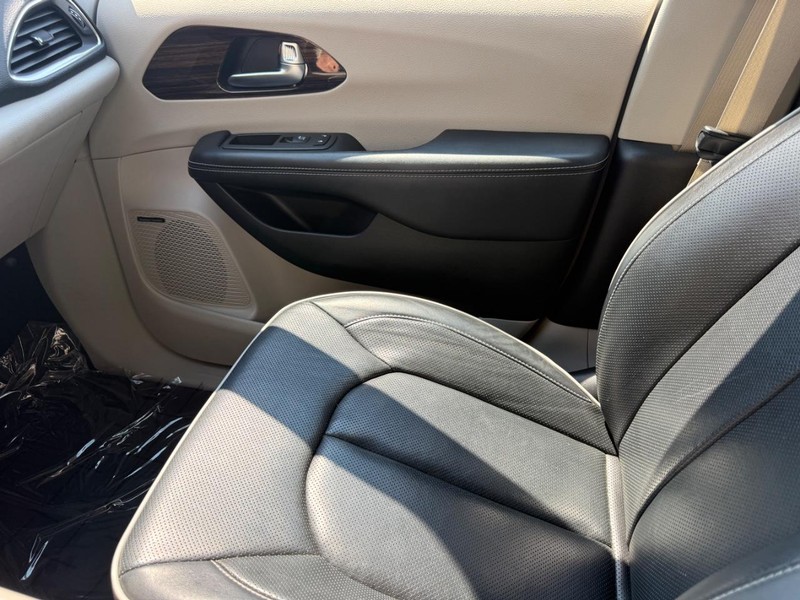 Chrysler Pacifica Vehicle Full-screen Gallery Image 23