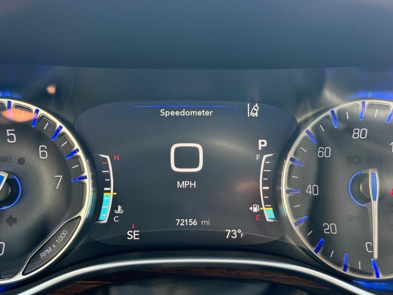 Chrysler Pacifica Vehicle Full-screen Gallery Image 24