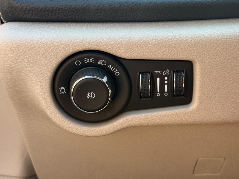 Chrysler Pacifica Vehicle Full-screen Gallery Image 25