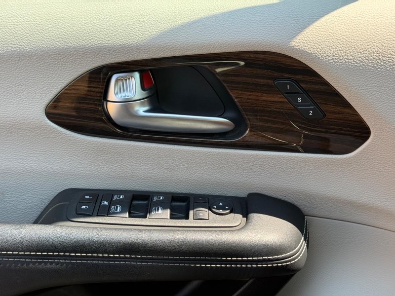 Chrysler Pacifica Vehicle Full-screen Gallery Image 26