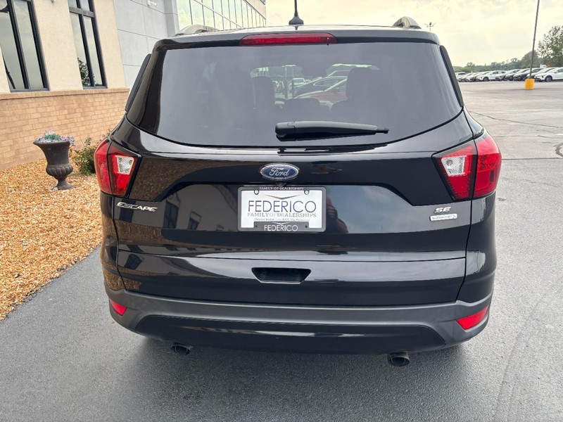Ford Escape Vehicle Full-screen Gallery Image 04