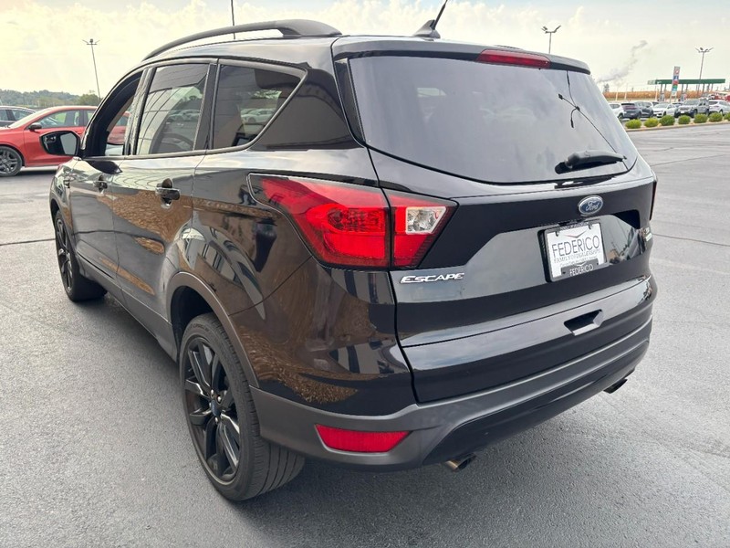 Ford Escape Vehicle Full-screen Gallery Image 05