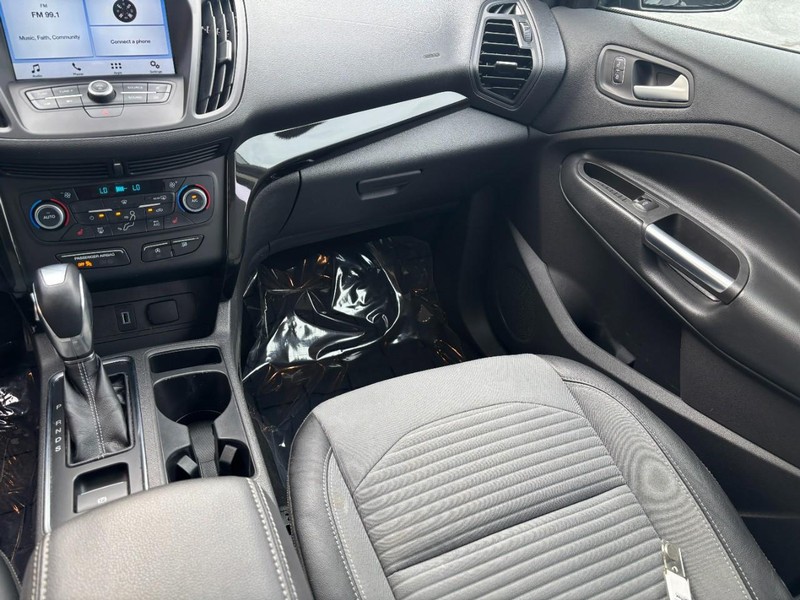 Ford Escape Vehicle Full-screen Gallery Image 13