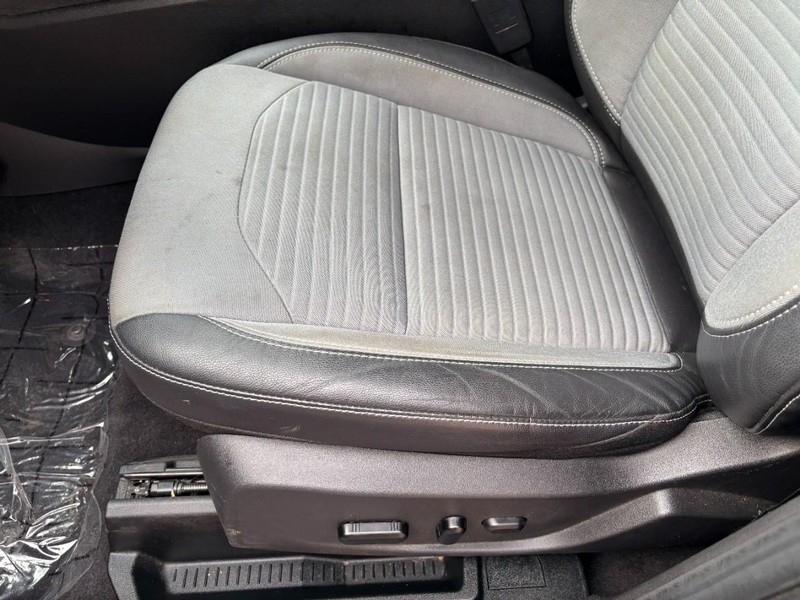 Ford Escape Vehicle Full-screen Gallery Image 15