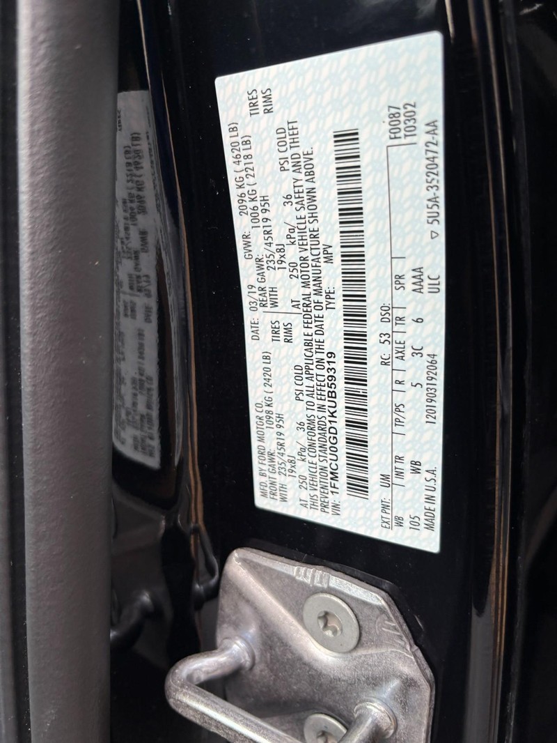 Ford Escape Vehicle Full-screen Gallery Image 16