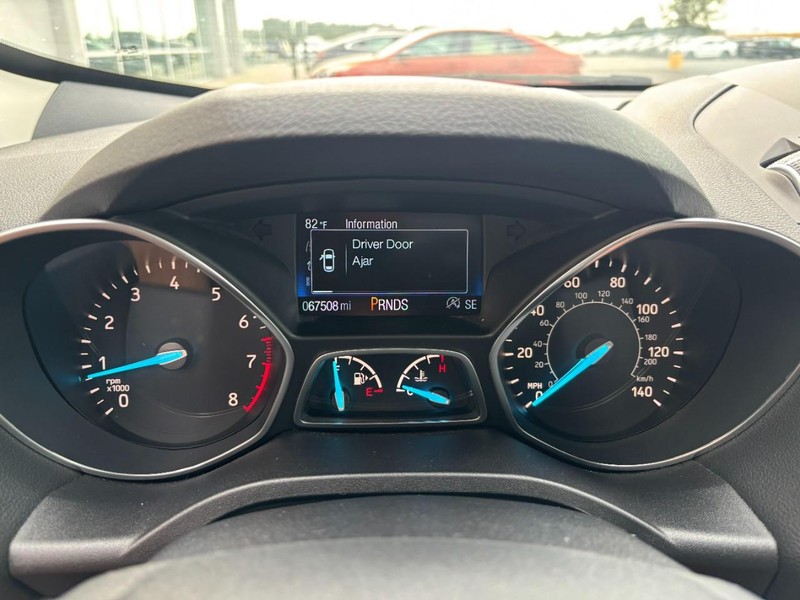 Ford Escape Vehicle Full-screen Gallery Image 17