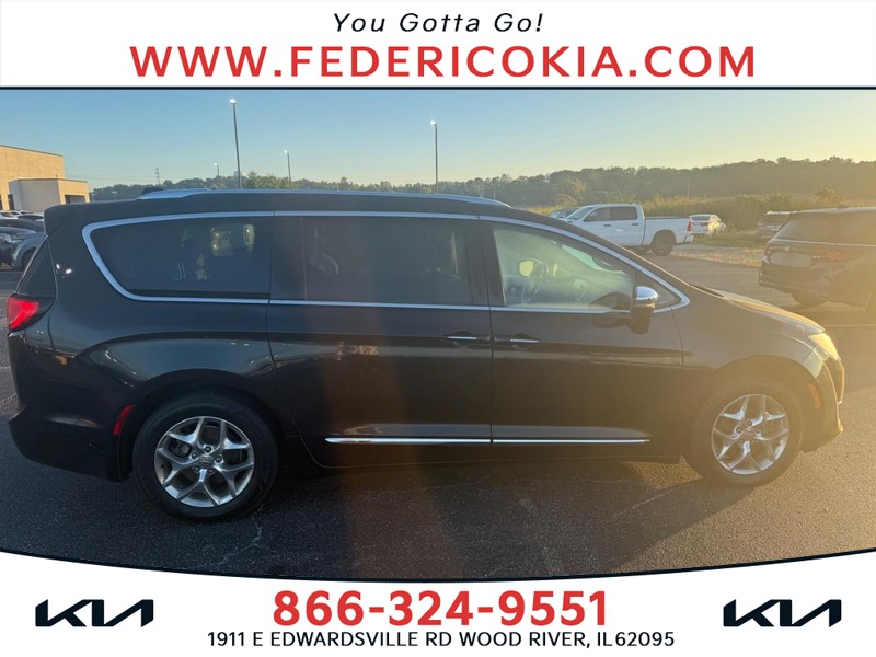 Chrysler Pacifica Vehicle Full-screen Gallery Image 01