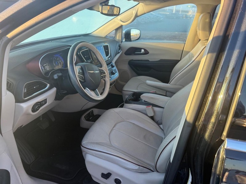 Chrysler Pacifica Vehicle Full-screen Gallery Image 02