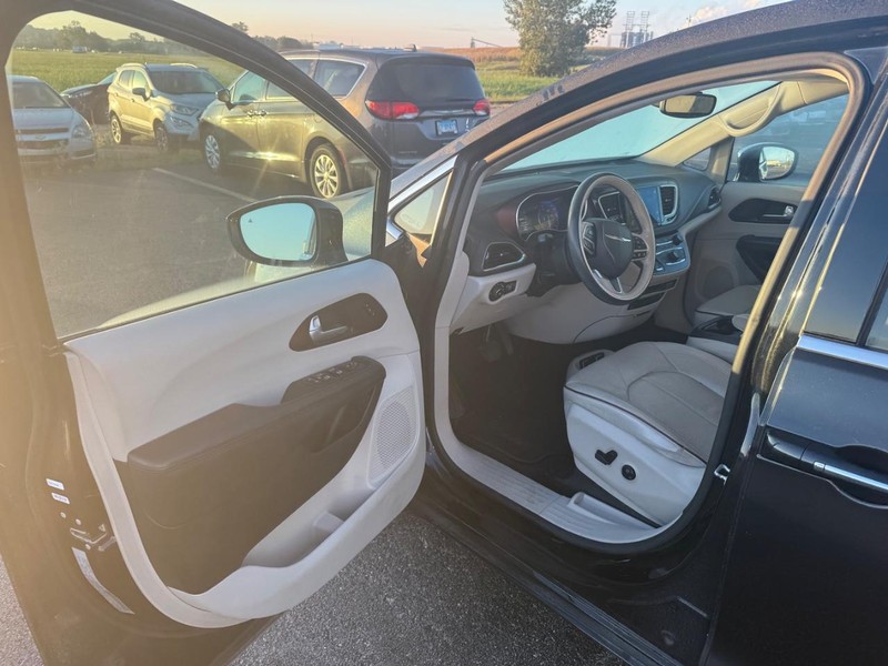 Chrysler Pacifica Vehicle Full-screen Gallery Image 03