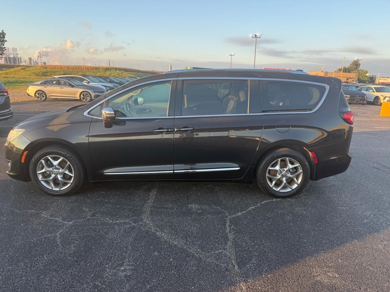 Chrysler Pacifica Vehicle Full-screen Gallery Image 04