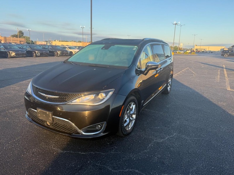 Chrysler Pacifica Vehicle Full-screen Gallery Image 05