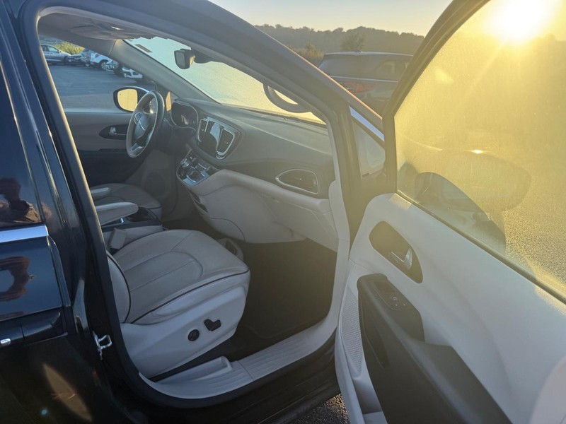 Chrysler Pacifica Vehicle Full-screen Gallery Image 08