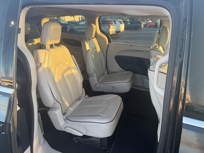 Chrysler Pacifica Vehicle Full-screen Gallery Image 09
