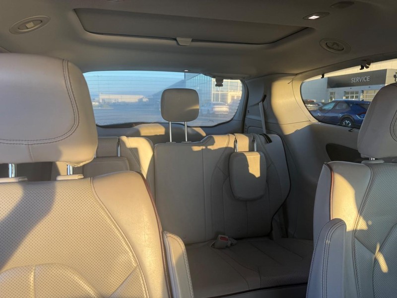 Chrysler Pacifica Vehicle Full-screen Gallery Image 10