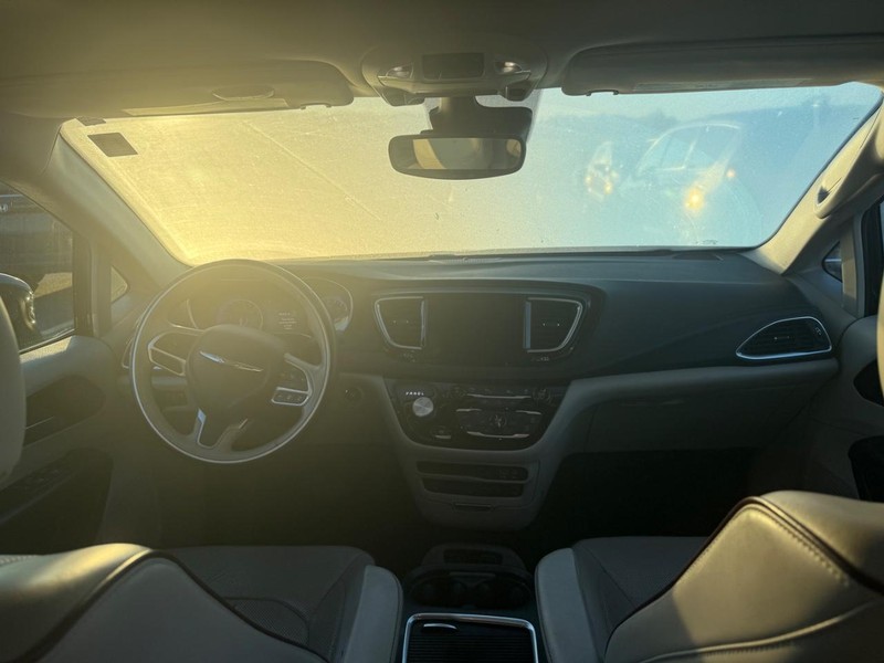 Chrysler Pacifica Vehicle Full-screen Gallery Image 11