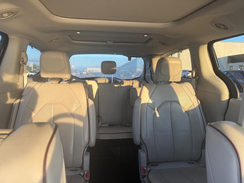 Chrysler Pacifica Vehicle Full-screen Gallery Image 12