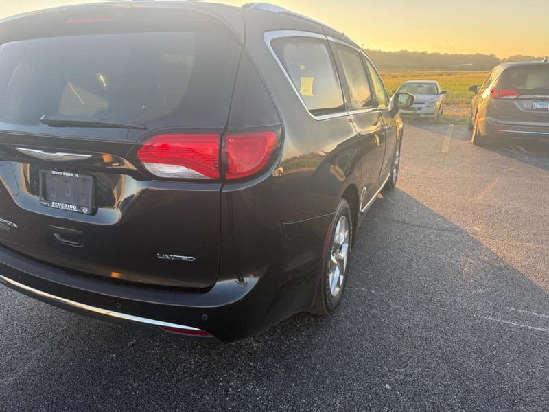 Chrysler Pacifica Vehicle Full-screen Gallery Image 13