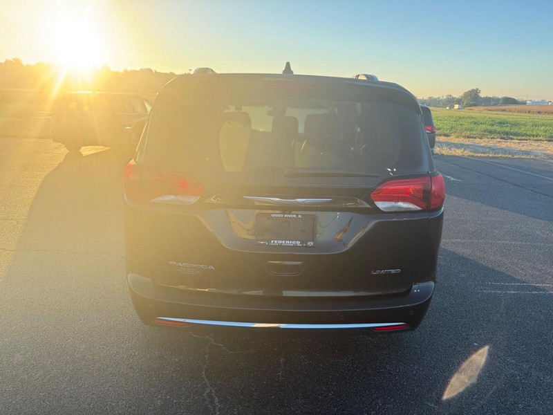 Chrysler Pacifica Vehicle Full-screen Gallery Image 14