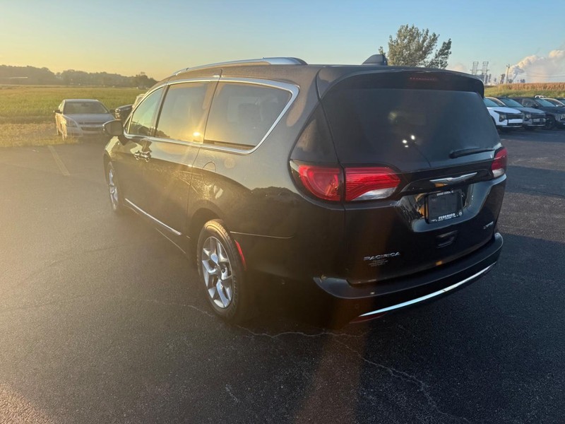 Chrysler Pacifica Vehicle Full-screen Gallery Image 15
